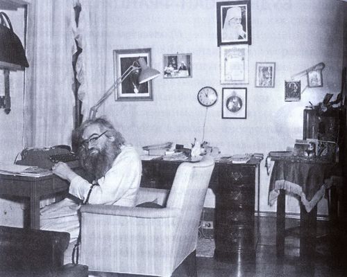 Святитель Иоанн Шанхайский в своем кабинете в приюте